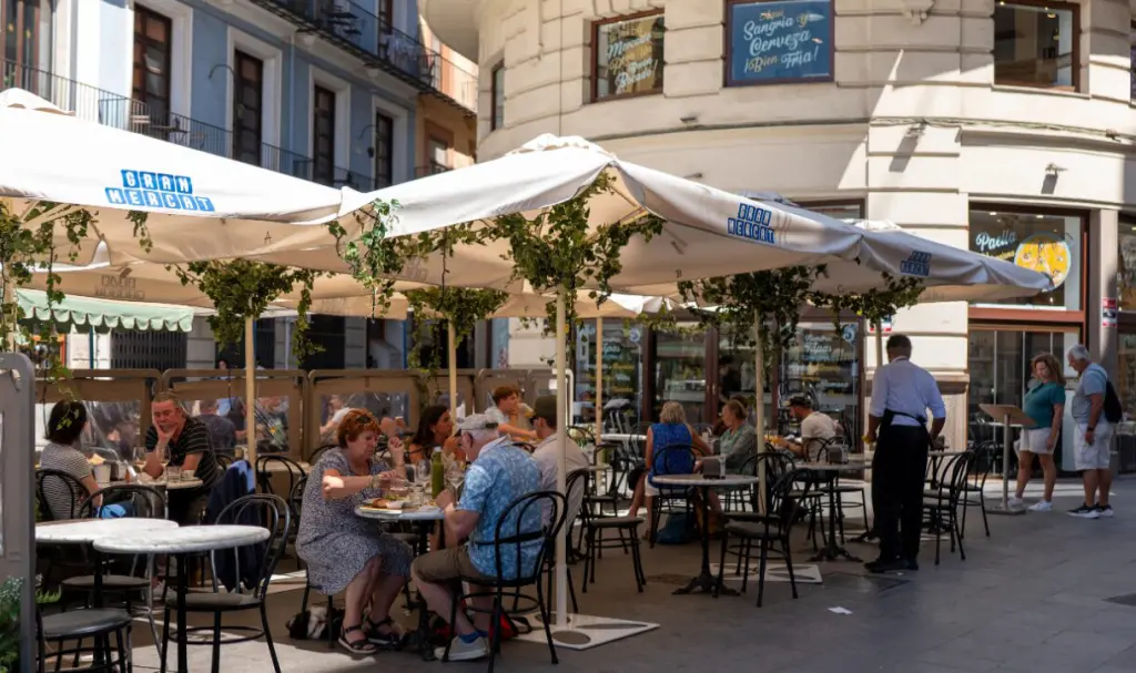 gasztrotúránk megérdemelt állomása egy hangulatos teraszon egy finom paella