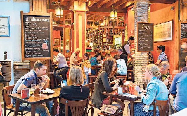 nyugodt étkezés barátságos hangulat, mosoly kedvesség